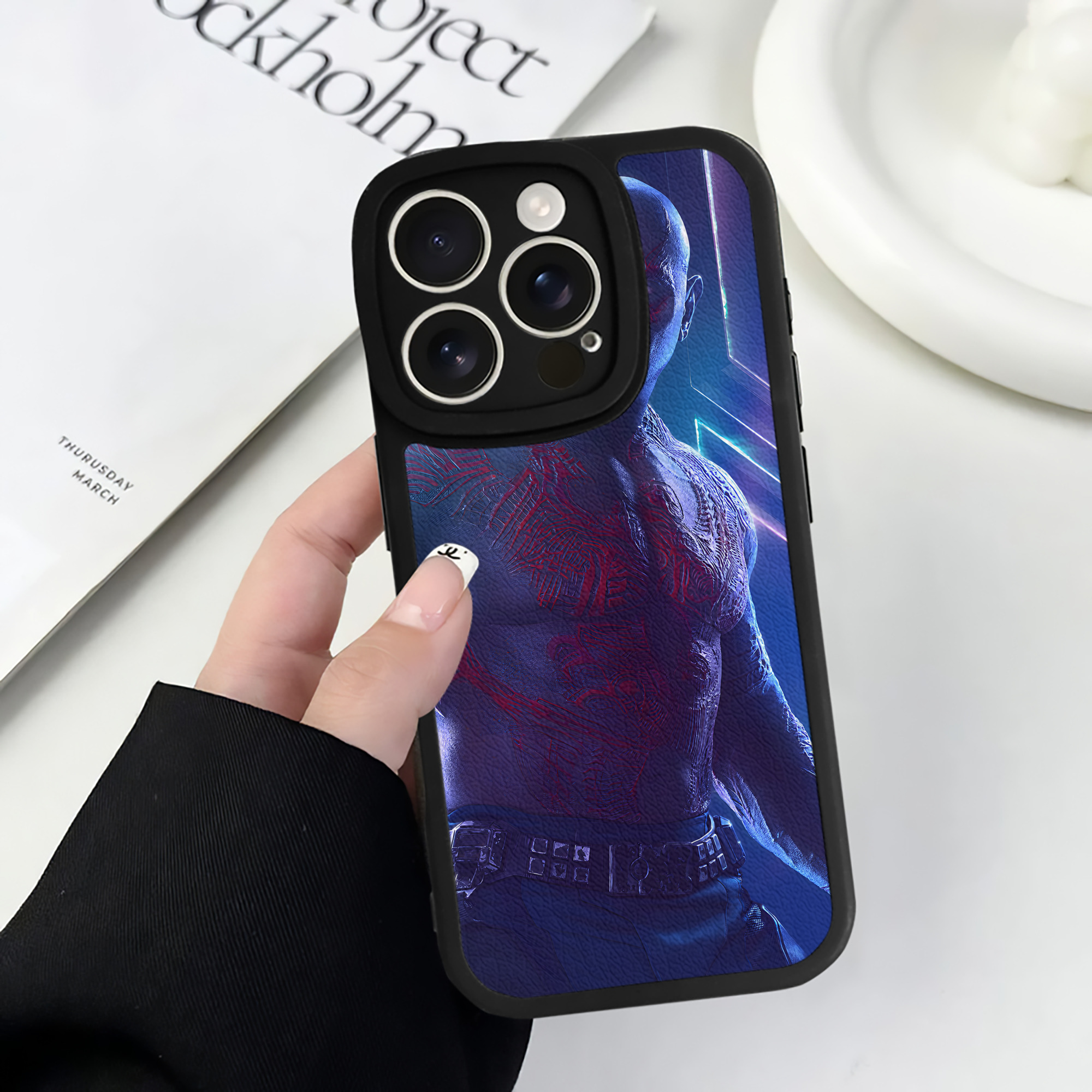 （画像用） アベンジャーズ The Avengers 【iPhone 16シリーズ対応】シリコンスマホケース（レザー調） 材質：シリコン